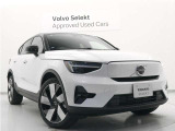 アダプティブクルーズは前方車に投影・反射されるミリ波レーダーをグリル部の受光機で感知。カメラ機能と併せて車両相互の車間距離と速度を瞬時に読み取り適正な間隔を保ちます。