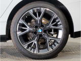 【BMWアロイホイル】軽量かつ強度に拘ったアロイホイル。走行性能ポテンシャルを引き出す設計。車の足元を引き締めてくれる大きなポイントはアロイホイルです。