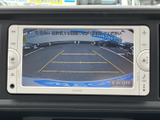 車両周辺の映像をクリアに確認でき、安全な運転をサポートします。後退時の視界を広げ、スムーズな車庫入れを支援します。
