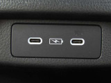 急速充電USBジャックを2個搭載♪後席の方にも使いやすい車内中央部にございます☆