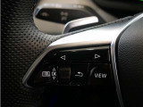 運転中にステアリングから手を離すことなくメディア操作や音量調節ができるようにステアリングにボタンが設定されております。