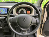 握りやすい形状で、操作性も抜群のステアリング。運転姿勢も自然で、長時間のドライブでも疲れにくい設計です。快適な運転体験を。