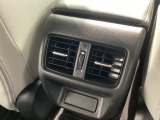 後部座席にもエアコンの吹き出し口があるので車内全体を快適に過ごすことができます。