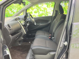 運転席からの視界も良好で、安全運転をサポートします。操作しやすい位置にスイッチ類が配置され、使い勝手も抜群です。