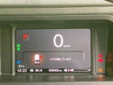 必要な情報を一目で確認できる分かりやすいデザインです。シンプルながらも機能性を追求した、実用的なメーターです。