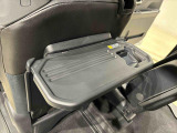 飲み物や食べ物を気軽に置ける格納式シートバックテーブルを、運転席と助手席の背もたれにご用意。車内の休憩も快適です!