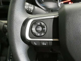 ステアリングスイッチ付き。前方から目を離すことなく操作することが可能です。