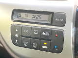 【オートエアコン】一度お好みの温度に設定すれば、車内の温度を検知し風量や温度を自動で調整。暑い&hellip;寒い&hellip;と何度もスイッチ操作をする必要はありません。快適な車内空間には必須の機能ですね♪