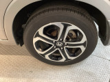 自分らしいスタイルを足元から。派手すぎず、でもどこか目を引くこだわりのホイールが、お出かけの気分をさりげなく盛り上げてくれます。