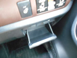 運転席右下に小物入れ収納あります。