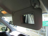 運転席のサンバイザーには、バニティミラーが付いています。ちょっとした身だしなみチェックに便利です♪