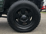 マットブラックに塗装済純正ホイールとトーヨーMTタイヤでワイルド感UP!!