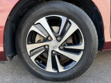 純正アルミホイールです。タイヤサイズは、185/65R15です。