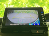 駐車時の後方確認をサポートするバックモニター。狭い場所でも安全に運転でき、初心者の方にも安心です。