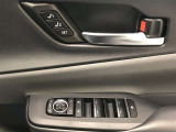 【運転席シートポジションメモリー(2メモリー付)】運転席に、2名分のシートポジションを記憶&rarr;再現できる機能です。ドライバー交代の際便利です。