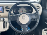 インテリアに合わせたデザインのステアリングは、運転される方のことも考え、運転しやすい形状、大きさです。是非一度、実際に触ってお確かめください。