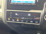 【オートエアコン】一度お好みの温度に設定すれば、車内の温度を検知し風量や温度を自動で調整。暑い&hellip;寒い&hellip;と何度もスイッチ操作をする必要はありません。快適な車内空間には必須の機能ですね♪