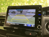 バックカメラ表示機能が搭載されたモニター画面。駐車時や後退時の安全をサポートし、スムーズな運転操作を可能にします。視界を広げ、安心感を高めます。