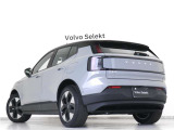 Volvo Cars appで車にリモートアクセスして、空調機能の操作や車の施錠・開錠、ソフトウェア更新などが可能です。エアコンやシートヒーターを操作して、出発前に車内を快適な温度に整えられます。