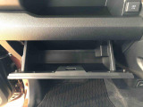 よく使うものが手を伸ばせばすぐ届く、機能面で充実した収納。