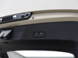 パワーテールゲート(ハンズフリー・オープニング/クロージング機構付) を装備しており、両手が荷物でふさがっていてもキーを所持していれば開閉できます。
