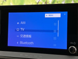 見やすい高精細ディスプレイが、快適なドライブをサポート。ラジオやTV、Bluetooth接続で、多彩な情報やエンタメを楽しめます。