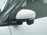 ◆ドアミラーウインカー◆ドアミラーにウインカーを装備しています。対向車に自身の進行方向を合図し安全に運転できます。