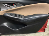 運転席ドア内装とパワーウィンドウスイッチ