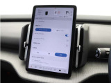 パイロット・アシストは、さまざまなシーンであなたをサポート。例えば、車線変更の際には、レーンチェンジ・アシスト(車線変更支援機能)がステアリング操作をサポート。車線変更のストレスを軽減します。