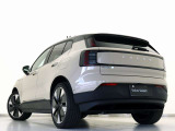 Volvo Cars appで車にリモートアクセスして、空調機能の操作や車の施錠・開錠、ソフトウェア更新などが可能です。エアコンやシートヒーターを操作して、出発前に車内を快適な温度に整えられます。