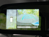 駐車時や後退時の安全をサポート。車両後方の状況を把握しやすく、安心して運転できます。
