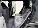 リヤシートは左右分割可倒式シートです。座席一つ一つにも気配りを♪ 「2名乗車+大きな荷物」「3名乗車+長物」などとシーンに合わせて多彩にアレンジできます。