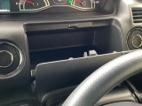 運転席アッパーボックスは、よく使うモノの収納に便利です。