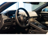 今にもドライブに行きたくなるような運転席でございます。