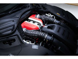 自然吸気6.5L V12エンジンは716Nmを誇る高出力トルクにて日常から高速までどのシーンでも官能的にお楽しみ頂けます。