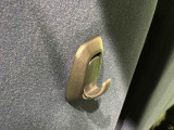 運転席&助手席の背面についたユーティリティフックには荷物がサッと掛けられます