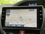鮮明な地図表示で、現在地や周辺の施設情報を確認できます。夜間でも見やすいように、明るさも自動調整されます。