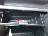 車検証やティッシュ箱を収納出来ます。