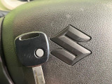 【キーレス】少し離れた場所からでもボタン一つでドアの開錠・施錠ができるのでとっても便利!ドアの鍵穴周りに傷をつけることもありません♪
