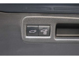 ドアが閉まった時にそのまま施錠もしてくれる予約ロック機能付きのパワーバックドア。荷物で手が塞がっている時に便利な機能です♪