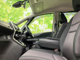 運転席からのアクセスも考慮された、使いやすいドア設計。視界も確保しやすく、安全で快適なドライブをサポートします。細部にまで配慮された空間です。