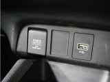 ◆USBチャージャー、12Vの電源ソケット◆使いやすい場所に装備されています。