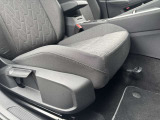 乗り降りの際に状態が気になる運転席シートも掲載。目立つ大きな傷は確認できず、状態をご確認いただけます。