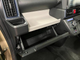 グローブボックスなどの多彩で便利な収納が設けられています。