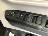 【窓操作部分】運転席のスイッチでは、すべてのウィンドーの開閉操作を行うことができます。