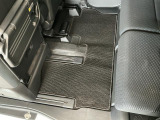 しっかりと汚れ、砂ぼこりを落とし足元まで清潔な車内空間を作り上げております♪