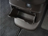 インパネ中央の下部には、ごみ箱としても使用する事ができるセンターロアボックスを装備しております。