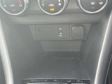 USB端子が差し込めるようになっています!ケーブルを接続することで、車内でスマートフォン等の充電が可能に!