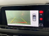 ギアをリバースに入れると車両後方の映像を映し出します。画面にはガイドラインが表示され、車庫入れや縦列駐車などの際に安全確認をサポートします。