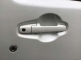 スマートキーを所持している状態でロックボタンを押すと、車両すべてのドアの解錠や施錠を行うことが出来ます。